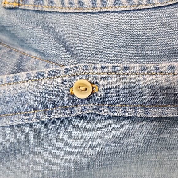 🌿 Cloth & Stone Blue Chambray Distressed High-Low Button Down, Size S ~ EUC - Picture 5 of 8